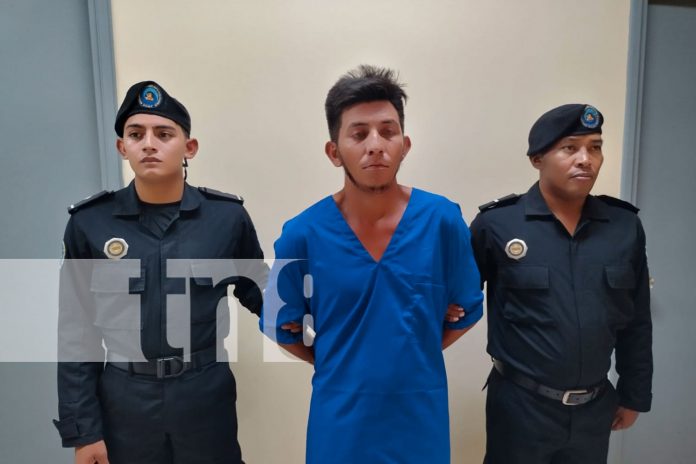 Foto: Arma homicida recuperada con pruebas de sangre de la víctima/ TN8