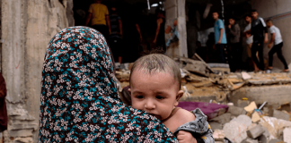 Niños de Gaza mueren de hambre: La trágica búsqueda de una madre por leche