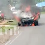 ¡Mega susto! Camioneta arde en llamas en La Dalia, Matagalpa Foto: Vehículo toma fuego en La Dalia, Matagalpa / TN8