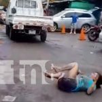 Ira y estupidez: Camioncito pasa encima de una mujer en Managua (VIDEO) Foto: Camioncito pasa encima de la humanidad de una señora en una zona del Huembes, Managua / TN8