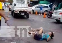 Foto: Camioncito pasa encima de la humanidad de una señora en una zona del Huembes, Managua / TN8