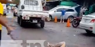 Foto: Camioncito pasa encima de la humanidad de una señora en una zona del Huembes, Managua / TN8