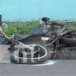 Bañado en sangre: Motorizado fallece en trágico accidente en Managua Foto: Accidente mortal en el barrio Altagracia, Managua / TN8