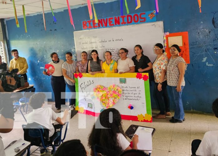 Foto: Serenata para docentes en el Instituto Ramírez Goyena / TN8 Foto: Serenata para docentes en el Instituto Ramírez Goyena / TN8