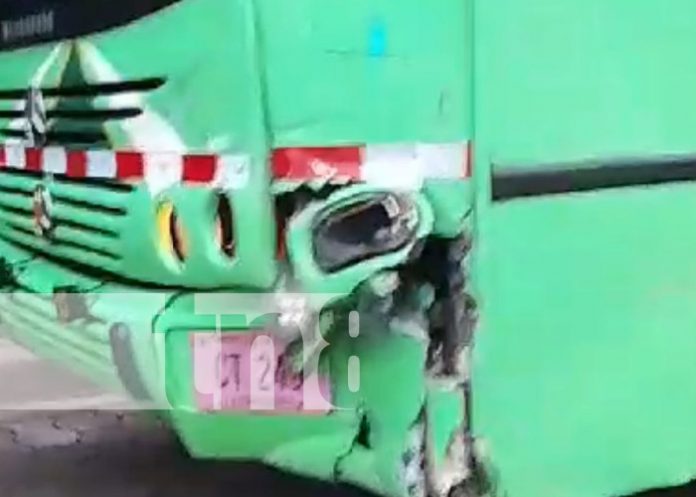 Foto: Fuerte choque con bus y moto en Juigalpa, Chontales / TN8