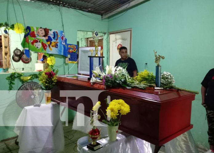 Foto: Tragedia por muerte de motociclista en la Rotonda Cristo Rey, Managua / TN8 Foto: Tragedia por muerte de motociclista en la Rotonda Cristo Rey, Managua / TN8