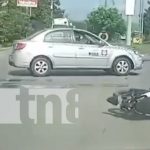 Por grabar, la «embarró» toda en un accidente de Managua Foto: Grabó accidente en Managua y terminó complicando la situación / TN8