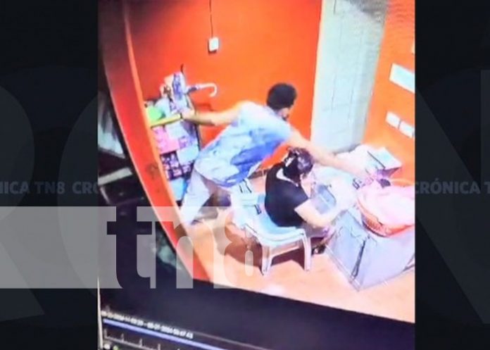 Foto: Descarado robo de celular en el Mercado Iván Montenegro / TN8 Foto: Descarado robo de celular en el Mercado Iván Montenegro / TN8