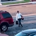 «Falla en la Matrix»: Mujer queda inmóvil en estacionamiento y desata teorías virales "Falla en la Matrix": Mujer queda inmóvil en estacionamiento y desata teorías virales