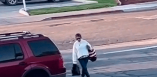 "Falla en la Matrix": Mujer queda inmóvil en estacionamiento y desata teorías virales