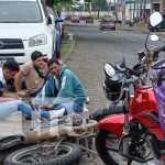 Con todo y pasajero, taxista levanta a un «Picap» en Managua Foto: Motociclista sufre accidente junto a su pasajero "Picap" en Managua / TN8
