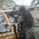 Viral: Mujer arremete contra «infiel» motorizado en vía pública de Managua Foto: Agresión de una mujer a un motociclista en Managua / TN8