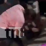 Se arma escándalo a las afueras de una discoteca en Chinandega (VIDEO) Foto: Escándalo por el pleito de mujeres en Chinandega a las afueras de una popular discoteca / TN8