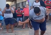 Hombre deja «boquiabiertos» a todos al atravesar un diminuto aro (VIDEO) Foto: Hombre se viraliza en redes /cortesía