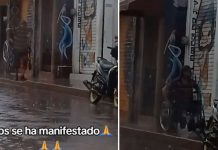 Tramposo: ‘inválido’ se levanta de su silla y la carga en plena inundación 'Inválido' se levanta de su silla en plena inundación