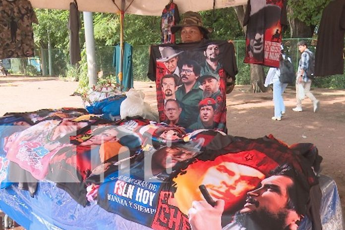 Foto: La avenida Bolivar a Chavez ya está más que lista para este 45/19 con diferentes puestos de productos/TN8 Foto: La avenida Bolivar a Chavez ya está más que lista para este 45/19 con diferentes puestos de productos/TN8