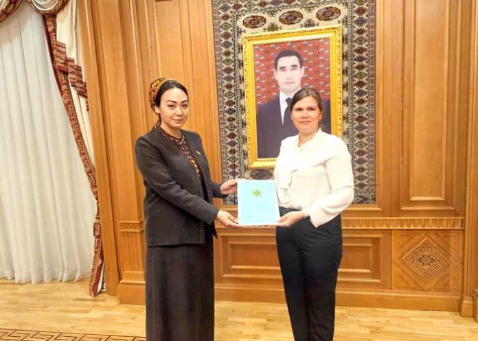 1 Foto: Compañera Tatiana García, Embajadora de Nicaragua en la República de Turkmenistán junto a la Señora Dunyagozel Gulmanova, Presidenta del Parlamento de Turkmenistán / Cortesía