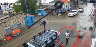 Foto: Hombre muere al ser golpeado por un poste de luz/Créditos