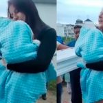 ¡Desgarrador! Madre saca a su bebito del ataúd para arrullarlo por última vez Foto: conmovedor momento en el que una madre arrulla a su hijo recién fallecido durante el funeral/Cortesía