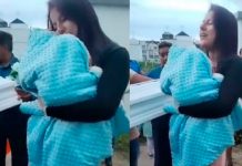 ¡Desgarrador! Madre saca a su bebito del ataúd para arrullarlo por última vez Foto: conmovedor momento en el que una madre arrulla a su hijo recién fallecido durante el funeral/Cortesía
