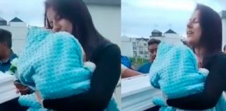 Foto: conmovedor momento en el que una madre arrulla a su hijo recién fallecido durante el funeral/Cortesía