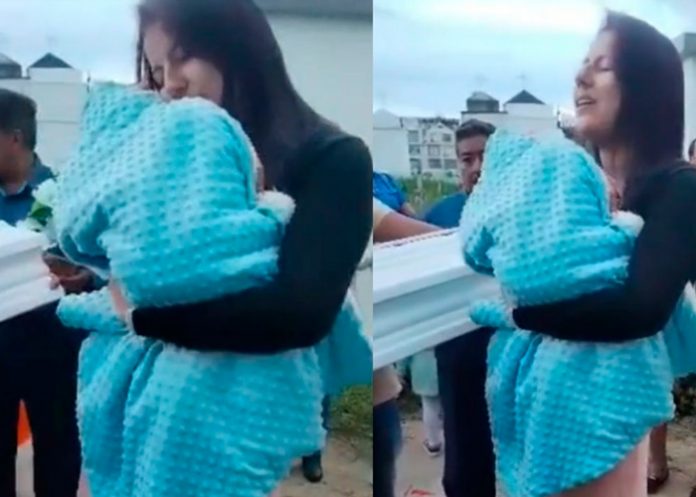 Foto: conmovedor momento en el que una madre arrulla a su hijo recién fallecido durante el funeral/Cortesía Foto: conmovedor momento en el que una madre arrulla a su hijo recién fallecido durante el funeral/Cortesía