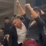 Foto: Sujeto le muerde la "paloma" a cantante en pleno concierto / Cortesía