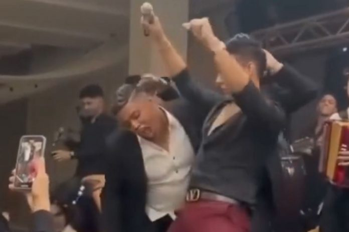 Foto: Sujeto le muerde la