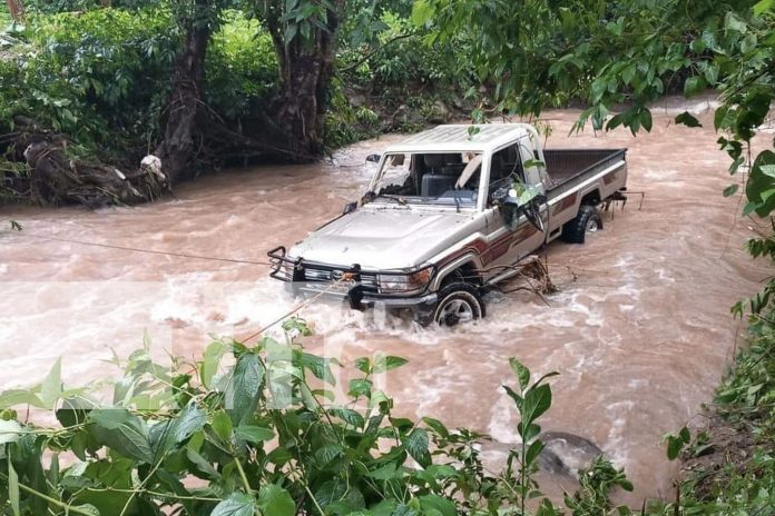1 Foto: Camioneta arrastrada por fuertes corrientes deja un desaparecido en Jinotega/TN8