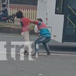 ¡De ofensas a golpes! Sujetos se desahogan y se dan con todo en rotonda La Virgen Foto: ¡De ofensas a golpes! Sujetos se desahogan y se dan con todo en la rotonda La Virgen/TN8