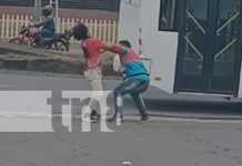 ¡De ofensas a golpes! Sujetos se desahogan y se dan con todo en rotonda La Virgen Foto: ¡De ofensas a golpes! Sujetos se desahogan y se dan con todo en la rotonda La Virgen/TN8