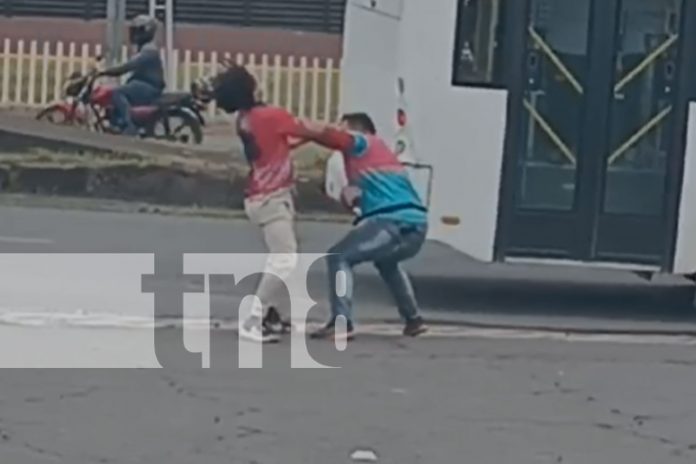 1 Foto: ¡De ofensas a golpes! Sujetos se desahogan y se dan con todo en la rotonda La Virgen/TN8