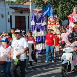 Foto: Familias de León caminan con alegría celebrando el triunfo de la Revolución/TN8