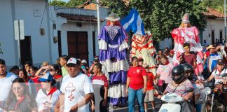 Foto: Familias de León caminan con alegría celebrando el triunfo de la Revolución/TN8