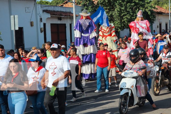 1 Foto: Familias de León caminan con alegría celebrando el triunfo de la Revolución/TN8