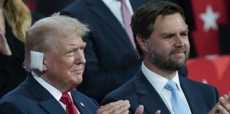 Foto: Trump reaparece en público con la oreja vendada tras el intento de asesinato