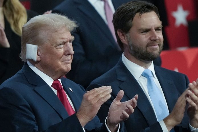 1 Foto: Trump reaparece en público con la oreja vendada tras el intento de asesinato