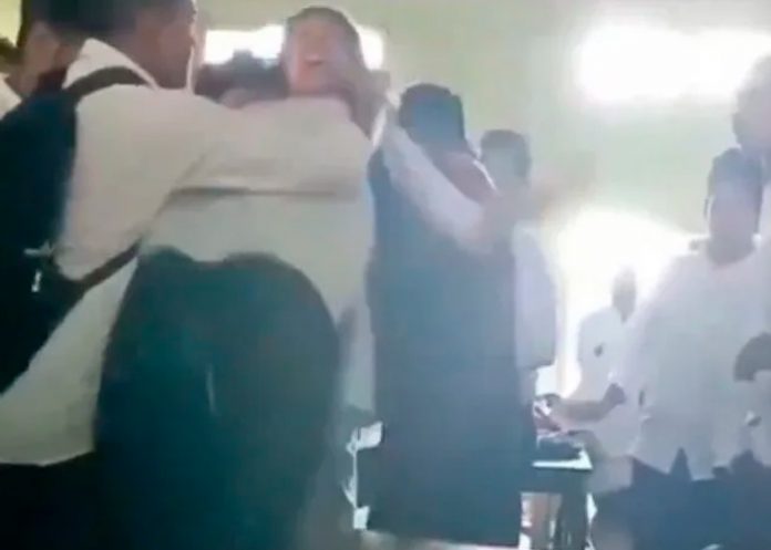 Foto: captan supuesto exorcismo de una estudiante/Cortesía Foto: captan supuesto exorcismo de una estudiante/Cortesía
