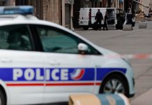 En pedazos termina la terraza de un restaurante tras ser arrollada por un auto en París Foto: /cortesía