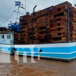 Barco pesquero volcado por una ola en el Caribe Sur