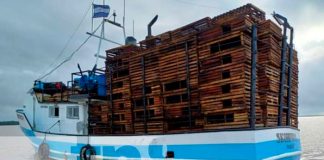 Barco pesquero volcado por una ola en el Caribe Sur