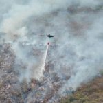 Foto: Miembros de las Fuerzas Armadas de Ecuador apoyan hoy al Cuerpo de Bomberos/Cortesía