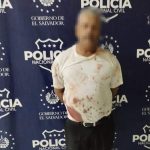 A plomazos se agarraron un par de vigilantes en El Salvador en pleno turno laboral Foto: Violencia en El Salvador /cortesía