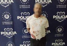 A plomazos se agarraron un par de vigilantes en El Salvador en pleno turno laboral Foto: Violencia en El Salvador /cortesía