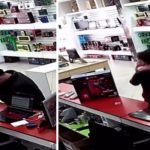Emotivo abrazo entre el cajero y un joven tras comprar una PlayStation 5 Foto: Joven se emociona /cortesía