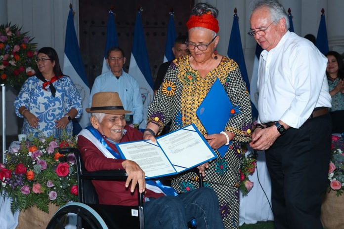 1 Foto: Recuerdan a héroes de León y condecoran a El Guadalupano