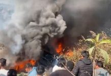 Foto: Un avión se estrella en Nepal, deja 18 muertos y solo se salva el piloto