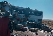 Tragedia en Bolivia: Accidente de carretera cobra 16 vidas y deja 14 heridos Foto: En Bolivia, un choque frontal entre un camión y un autobús de pasajeros/Cortesía