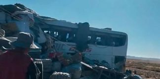 Foto: En Bolivia, un choque frontal entre un camión y un autobús de pasajeros/Cortesía