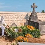 ¡Impactante hecho! Hombre intenta desenterrar al pintor Vincent van Gogh (VIDEO) Foto Hombre intenta desenterrar a Vincent Van Gogh de su tumba/Cortesía